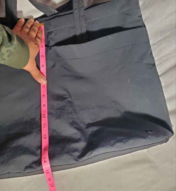 Lululemon Tote In Black Pull Zip - Picture 11 of 13
